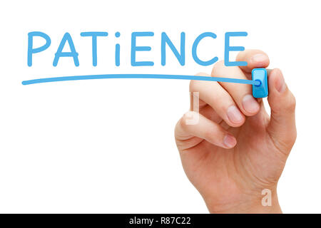 La scrittura a mano parola pazienza con marcatore blu su trasparente wipe board isolato su bianco. Foto Stock