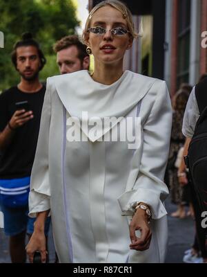 Milano, Italia - 20 Settembre 2018: Leonie Sophie Hanne sulla strada durante la settimana della moda di Milano. Foto Stock