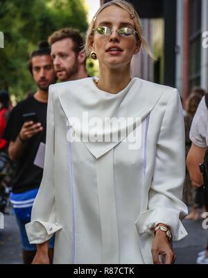 Milano, Italia - 20 Settembre 2018: Leonie Sophie Hanne sulla strada durante la settimana della moda di Milano. Foto Stock