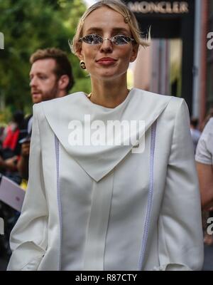 Milano, Italia - 20 Settembre 2018: Leonie Sophie Hanne sulla strada durante la settimana della moda di Milano. Foto Stock