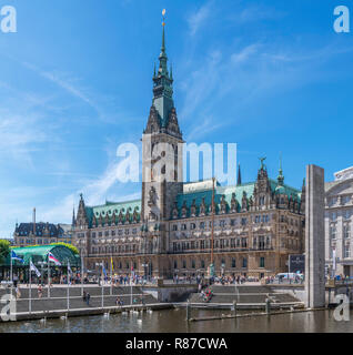 Town Hall (Rathaus) from the Alsterarkaden on the Kleine Alster, Hamburg, Germany Foto Stock