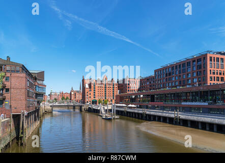 Speicherstadt di Amburgo. Il magazzino storico distretto di Speicherstadt guardando verso l'International Maritime Museum, Magdeburger Hafen, Amburgo Foto Stock