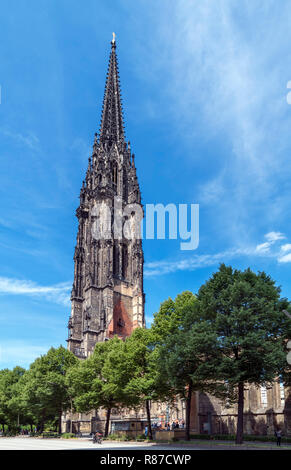 La guglia di San Nicola chiesa (St Nikolai ), ora un Memoriale della Pace su Willy Brandt Strasse, Amburgo, Germania Foto Stock