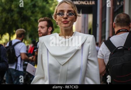 Milano, Italia - 20 Settembre 2018: Leonie Sophie Hanne sulla strada durante la settimana della moda di Milano. Foto Stock