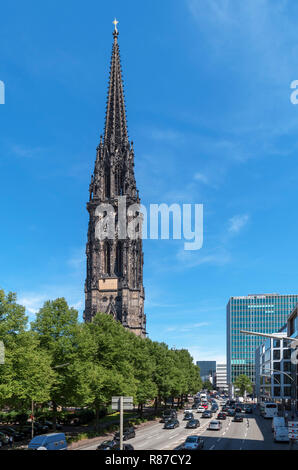 St Nicholas' chiesa (St Nikolai ), ora un Memoriale della Pace, su Willy Brandt Strasse, Amburgo, Germania Foto Stock