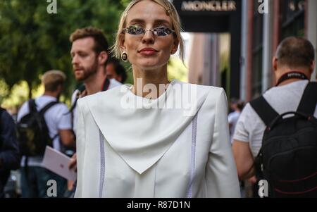 Milano, Italia - 20 Settembre 2018: Leonie Sophie Hanne sulla strada durante la settimana della moda di Milano. Foto Stock