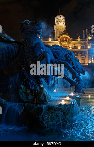 Lione, Francia, 9 dicembre, 2018 : Place des Terreaux durante la festa delle luci. Per 4 notti, diversi artisti illuminano edifici, strade sple di miscelazione Foto Stock