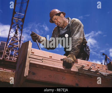 "Big Pete' Ramagos, Rigger sul lavoro della TVA Douglas Dam, Francese ampio fiume Sevier County, Tennessee, Stati Uniti d'America, Alfred T. Palmer per ufficio di informazione di guerra, Giugno 1942 Foto Stock