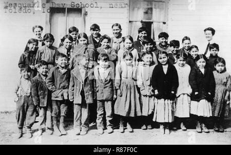 Gli studenti insegnanti presso Mesquakie Day School, Gruppo ritratto, vicino a Toledo, Iowa, USA, Nazionale Società foto, 1910's Foto Stock