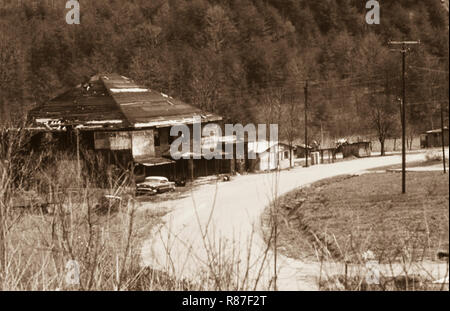 Old Coal Company Store che fu distrutta da un incendio nella contea di Fentress, Tennessee, città di Wilder vicino a Cookeville. Il piccolo edificio bianco appena al di là è una Coop Store che è stato avviato con l'aiuto dell'Ufficio di opportunità economica fondi del governo federale 04/1974 Foto Stock