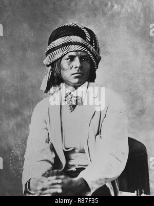 Luig Moraque, un uomo Pima, mezza lunghezza Ritratto seduto indossando turbante, Alexander Gardner, 1870 Foto Stock