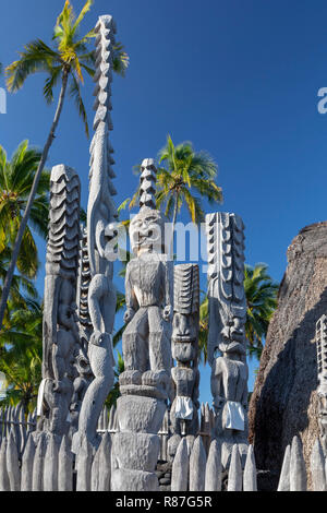 Honaunau, Hawaii - Sculture in legno a Pu'uhonua o Honaunau National Historical Park. In antica Hawaii, questo è stato il luogo di rifugio dove gli individui Foto Stock