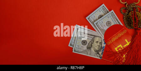 Anno Nuovo Cinese e il dollaro USA soldi pacchetto rosso Foto Stock
