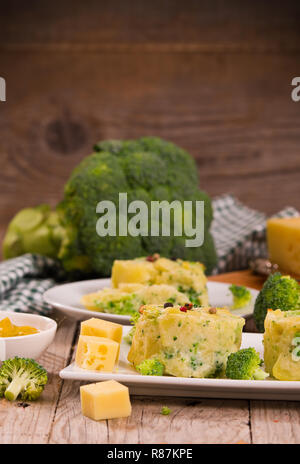 Potato gratins con cime di broccoli. Foto Stock