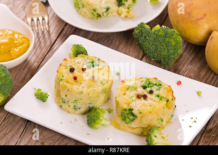 Potato gratins con cime di broccoli. Foto Stock