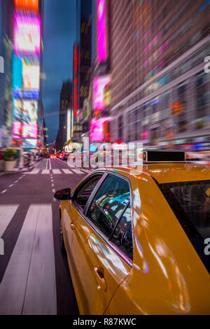 New york taxi giallo sotto le luci di Times Square Foto Stock