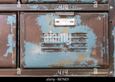 Vecchio arrugginito blu cassetto di cabina Foto Stock
