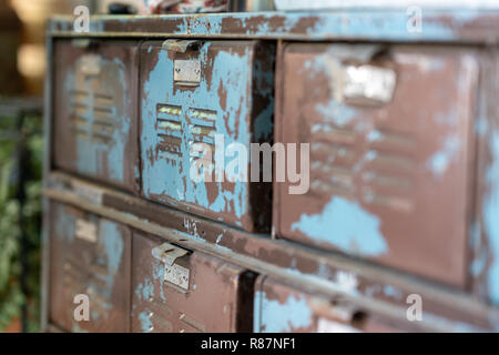 Vecchio arrugginito blu cassetto di cabina Foto Stock