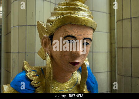 Una figura a Sule Pagoda di Yangon, Myanmar. Foto Stock