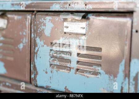 Vecchio arrugginito blu cassetto di cabina Foto Stock