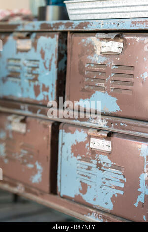 Vecchio arrugginito blu cassetto di cabina Foto Stock