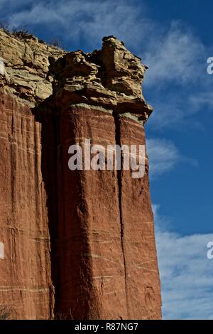 Scogliere rocciose di rivestimento del litorale del Lago di McKinsey vicino a Amarillo, Texas. Foto Stock