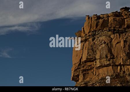 Scogliere rocciose di rivestimento del litorale del Lago di McKinsey vicino a Amarillo, Texas. Foto Stock