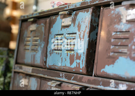 Vecchio arrugginito blu cassetto di cabina Foto Stock