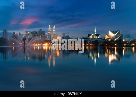 Kuala Lumpur Cityscape. immagine di Kuala Lumpur in Malesia durante il tramonto a Titiwangsa parco con fontana. Foto Stock