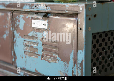 Vecchio arrugginito blu cassetto di cabina Foto Stock