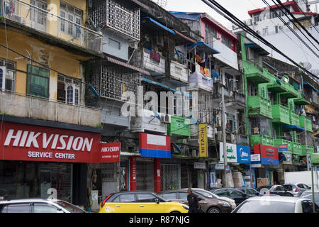 Interessante facciata di edificio, mostrando il grintoso del tessuto urbano, nell Arcidiocesi di Yangon, Myanmar. Foto Stock