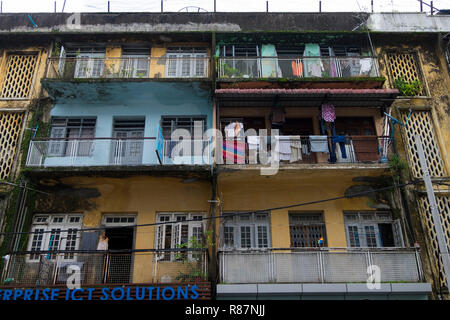 Interessante facciata di edificio, mostrando il grintoso del tessuto urbano, nell Arcidiocesi di Yangon, Myanmar. Foto Stock