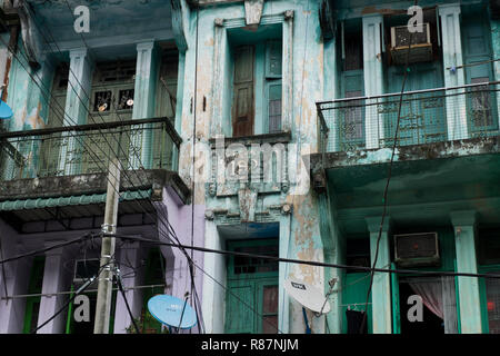 Interessante facciata di edificio, mostrando il grintoso del tessuto urbano, nell Arcidiocesi di Yangon, Myanmar. Foto Stock