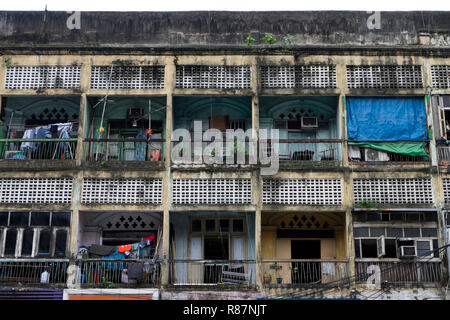 Interessante facciata di edificio, mostrando il grintoso del tessuto urbano, nell Arcidiocesi di Yangon, Myanmar. Foto Stock