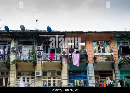 Interessante facciata di edificio, mostrando il grintoso del tessuto urbano, nell Arcidiocesi di Yangon, Myanmar. Foto Stock