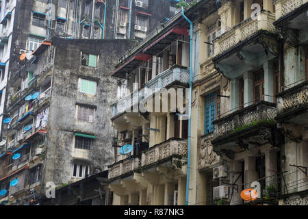 Interessante facciata di edificio, mostrando il grintoso del tessuto urbano, nell Arcidiocesi di Yangon, Myanmar. Foto Stock