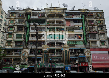 Interessante facciata di edificio, mostrando il grintoso del tessuto urbano, nell Arcidiocesi di Yangon, Myanmar. Foto Stock