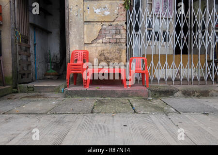 Un umile tavolo e sedia impostato a Yangon, Myanmar. Foto Stock