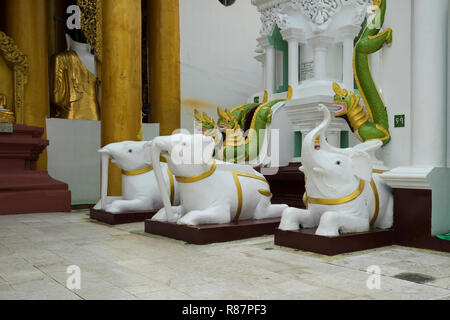 Grazioso elefante bianco figure al grande Shwedagon pagoda in Yangon, Myanmar. Foto Stock