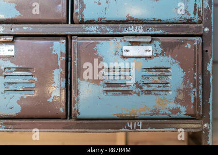 Vecchio arrugginito blu cassetto di cabina Foto Stock