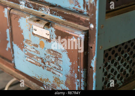 Vecchio arrugginito blu cassetto di cabina Foto Stock