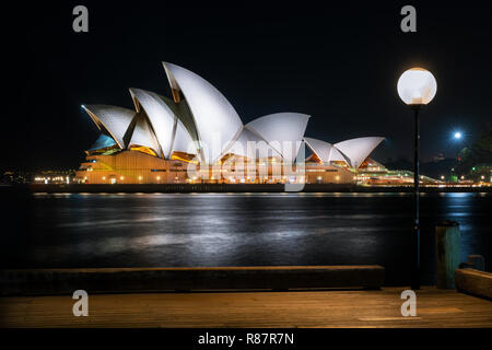 Sydney Opera House di notte. Foto Stock