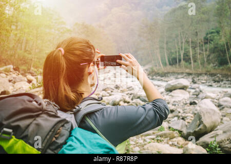 Escursionista femminile prendendo foto Foto Stock