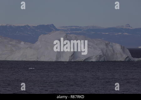 Grönland Disko Bucht: Ein Gebirge vor dem Gebirge. Vielleicht links die Disko-Insel und Rechts hinten die Arve-Prinsen-Insel. Foto Stock