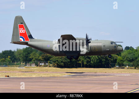 RAF 100 centenario tail Royal Air Force Lockheed C-130 Hercules piano di trasporto in atterraggio a The Royal International Air Tattoo, RIAT, RAF Fairford Foto Stock