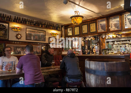 Interno del greyhound pub, giunzione Hawkesbury (AKA Sutton Stop), Warwickshire, Inghilterra, UKwarm Foto Stock