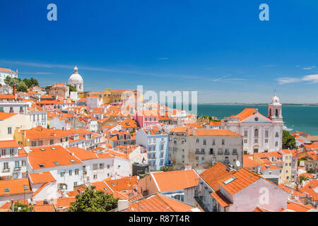 Il Portogallo, Lisbona, antenna vista panoramica del centro di Lisbona Portogallo con tetti in tegole rosse della città vecchia Foto Stock