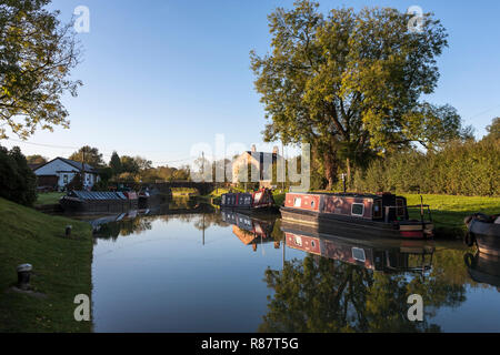 Il North Oxford Canal a Hillmorton, Warwickshire, Inghilterra, Regno Unito: la sterlina al di sopra del blocco di fondo su di una tranquilla serata autunnale (WOP) Foto Stock