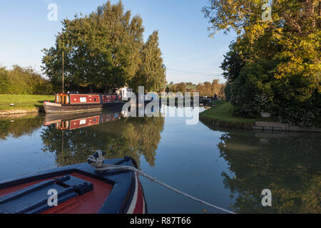 La canal pound sopra Hillmorton blocca fondale, Oxford Canal Nord, ufficialmente il set più trafficato di serrature sul canale Inglese sistema (WOP) Foto Stock