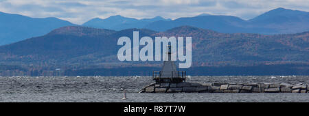 Banner e il panorama del Faro e frangiflutti sul Lago Champlain nel Vermont con le Montagne Adirondack da New York Foto Stock